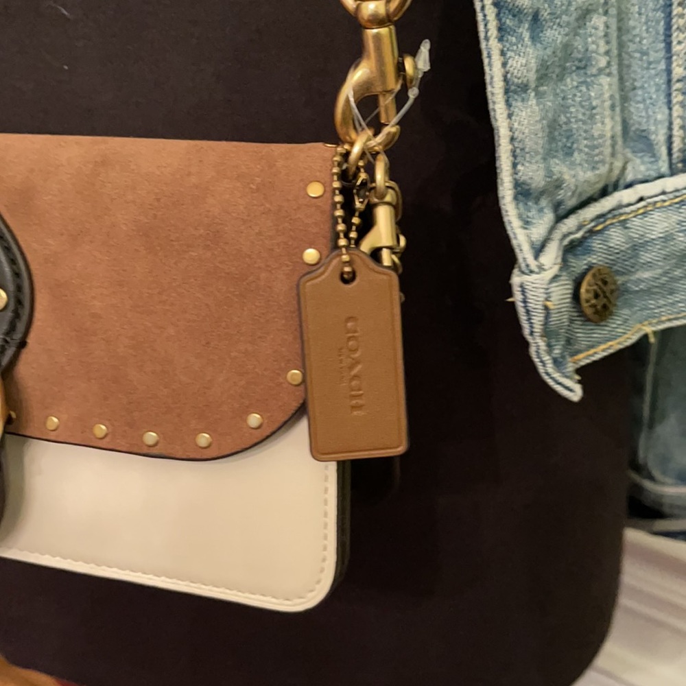 New Coach crossbody light beige 18-20 inches drop. - Picture 3 of 12